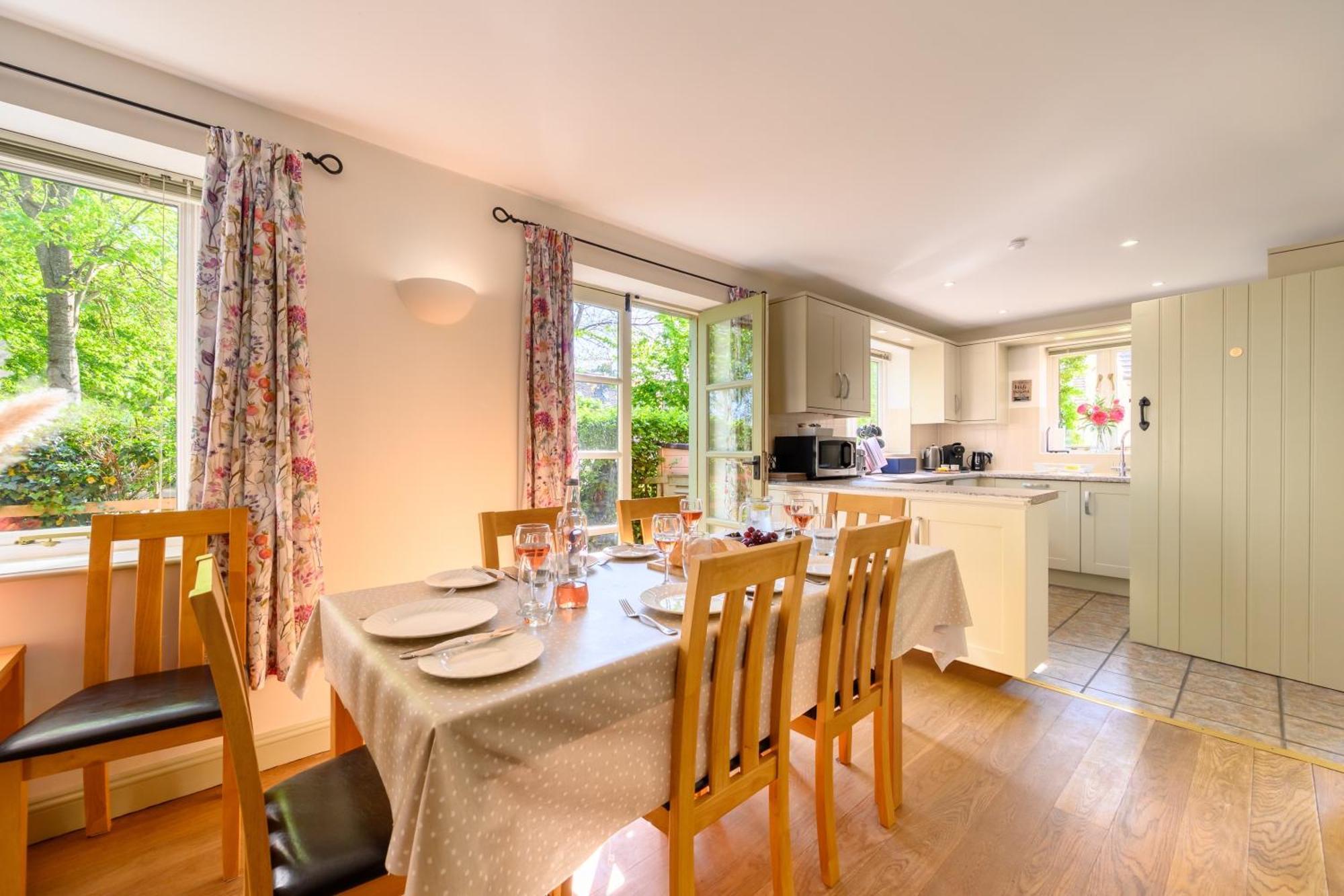 Cosy Cotswold Lodge By Your Home Here - Summer Sale For 3 Plus Nights - Ideal For Families With Log-Burner, Spa, Private Parking And Heated Swimming Pools Ashton Keynes Екстер'єр фото